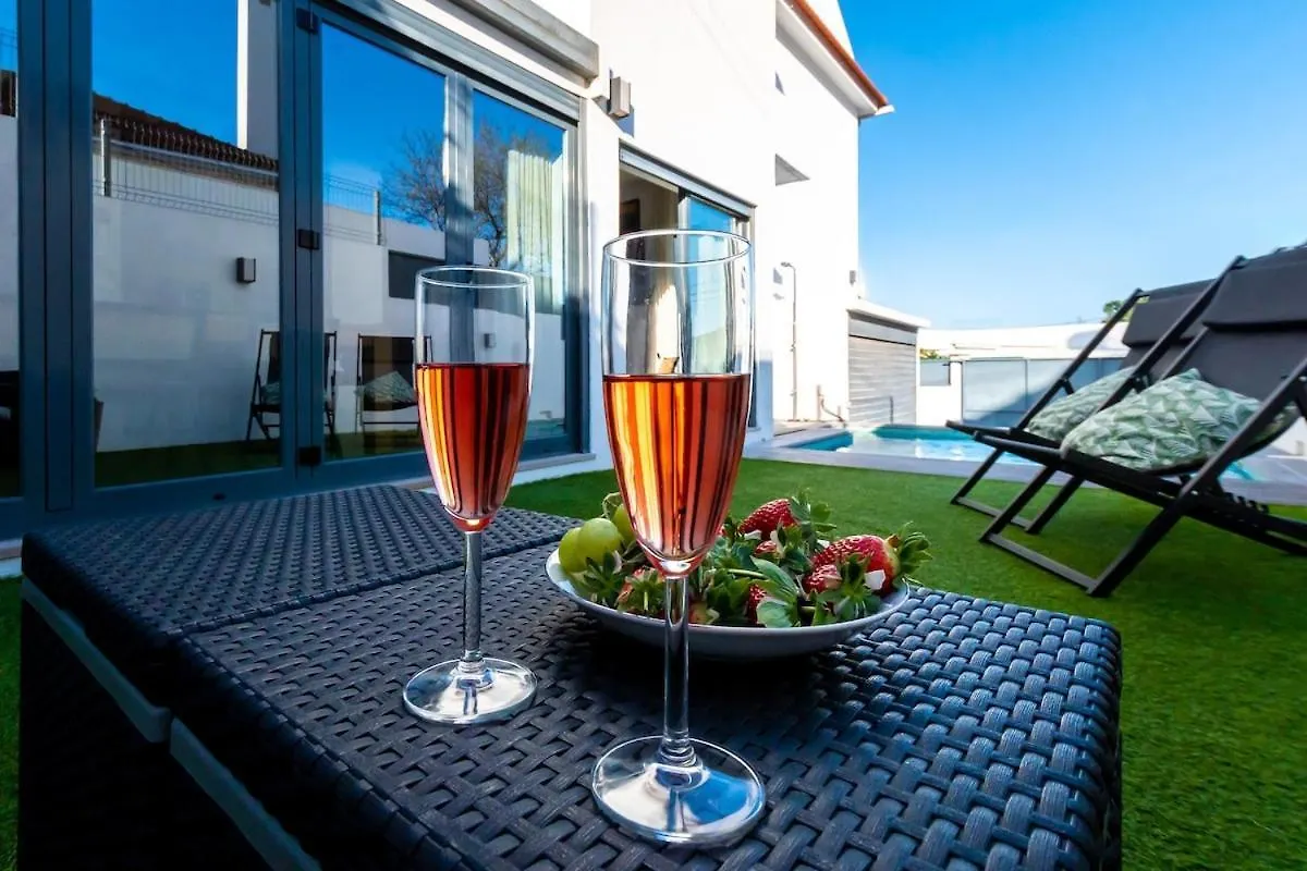 Luxury Villa With A Pool In The City - No Parties Allowed Lisboa Portekiz